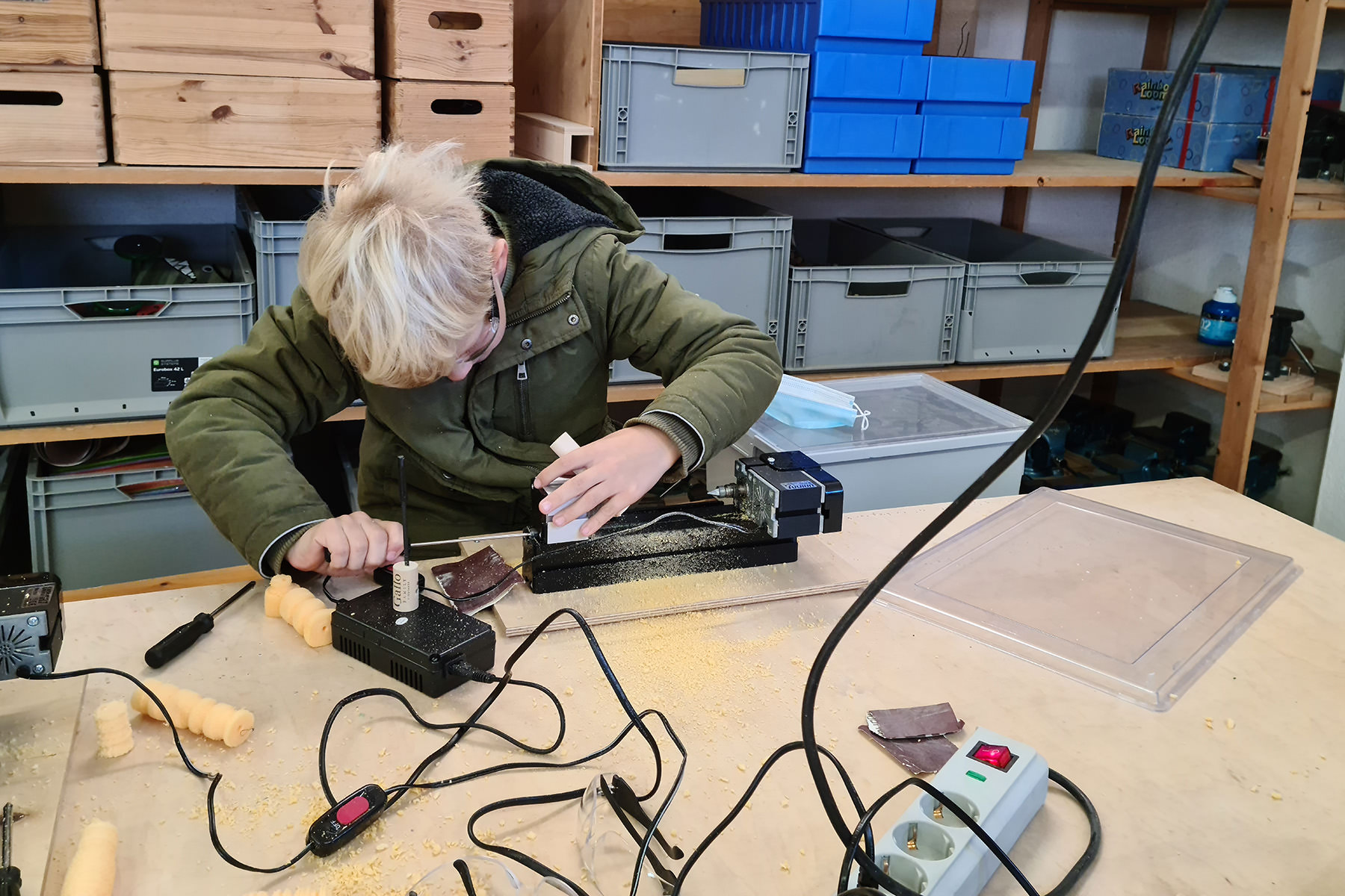 Kind mit Drechselmaschine