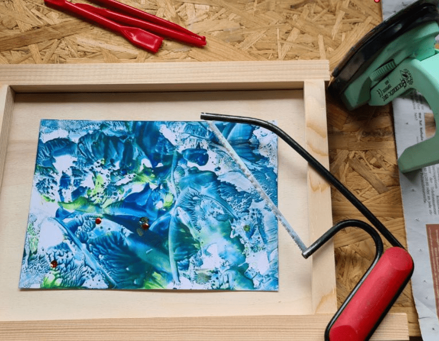 Encaustic-Bild im Holzrahmen mit Säge und Bügeleisen